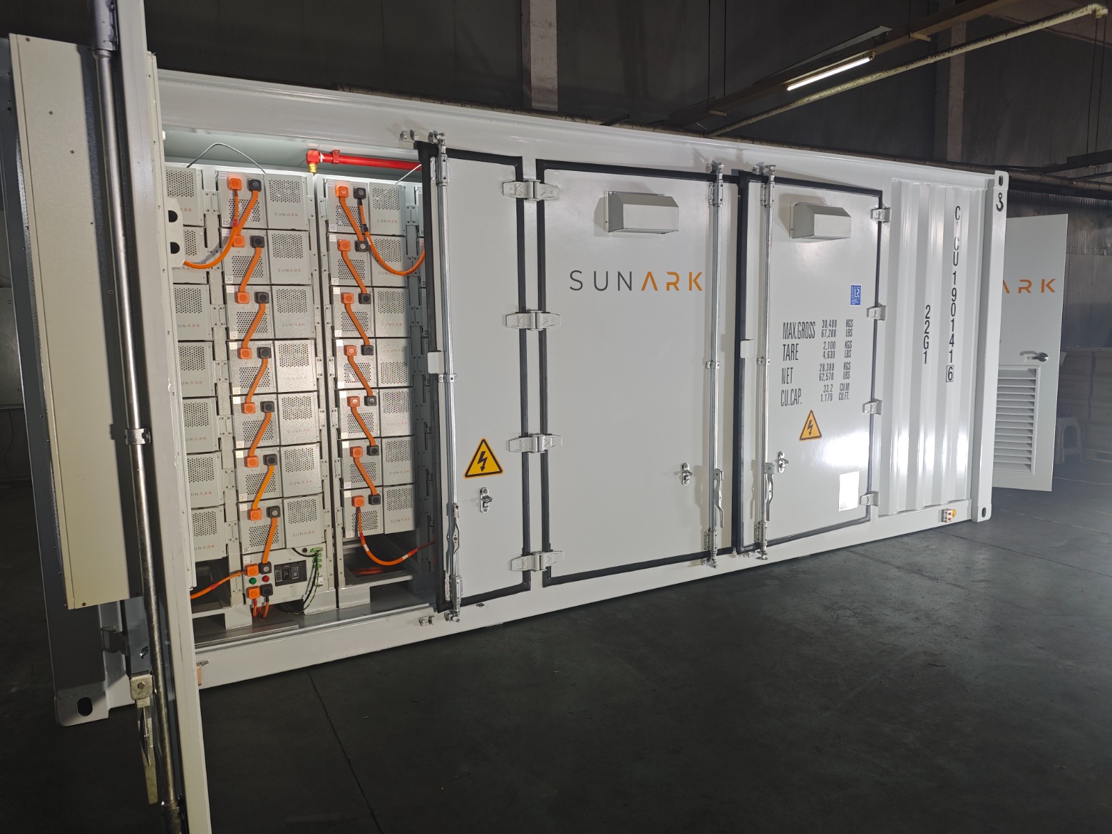 Installation solaire industrielle SunArk — batteries lithium-ion en conteneur